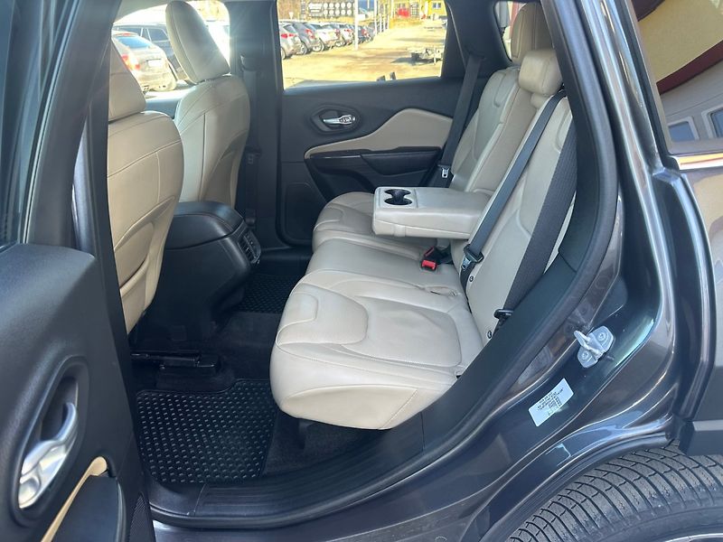 Jeep Cherokee 2.2 CRD 4x4/147kW/Automat/1MAJ - fotka 13 z 37
