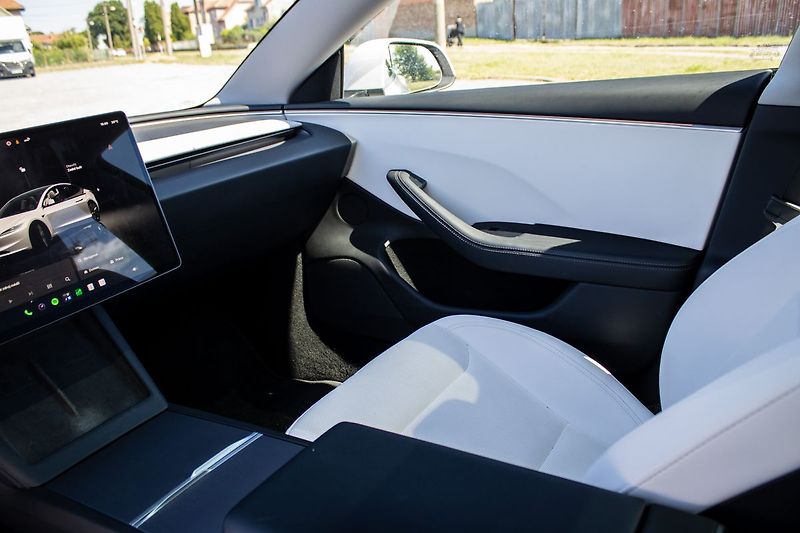 Tesla Model 3 - fotka 12 z 21