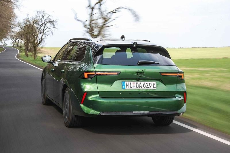 Opel Astra v modernizované podobě jsme projeli po středočeských vozovkách.