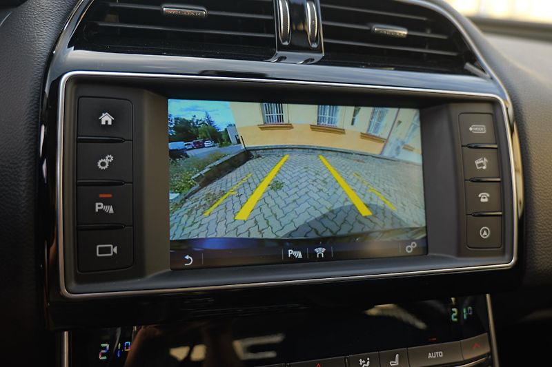 Jaguar XE 20t Prestige Meridian Kůže - fotka 33 z 35