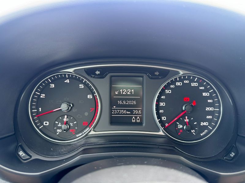 Audi A1 (2011) 1,2 TFSI 63 KW NOVÁ SPOJKA STK - fotka 26 z 50