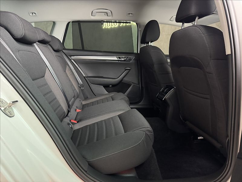 Škoda Superb 2,0 TDi  DSG 4x4 Scout Virtual - fotka 17 z 50
