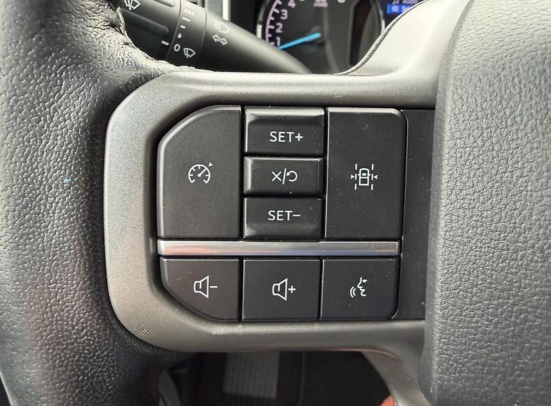 Ford F-150 (2021) + ROUGH COUNTRY + V8 + 6 míst  - fotka 19 z 20