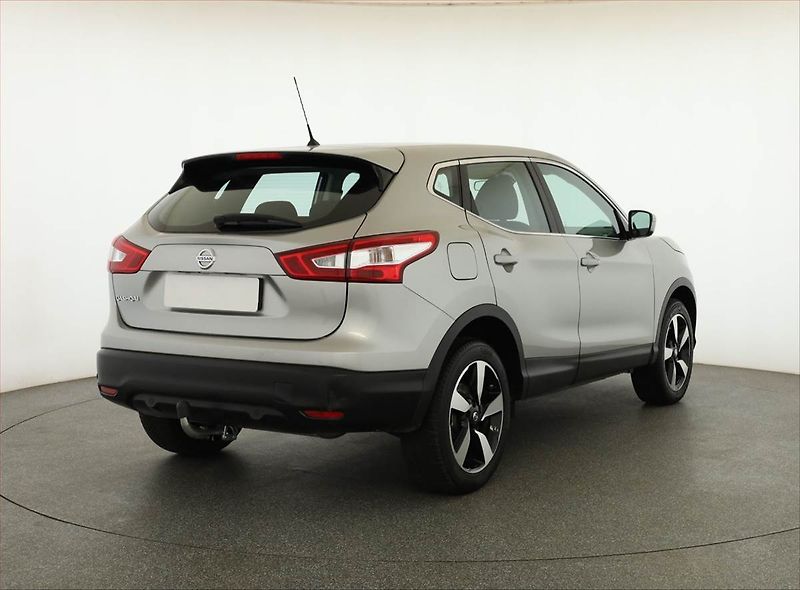 Nissan Qashqai (2016) 1.6 DIG-T, ČR,1.maj - fotka 5 z 17