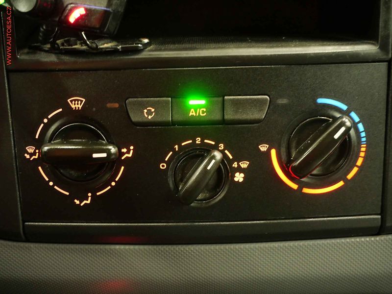 Peugeot Partner (2015) 1.6HDi, 1.maj,ČR, 66kW - fotka 15 z 16