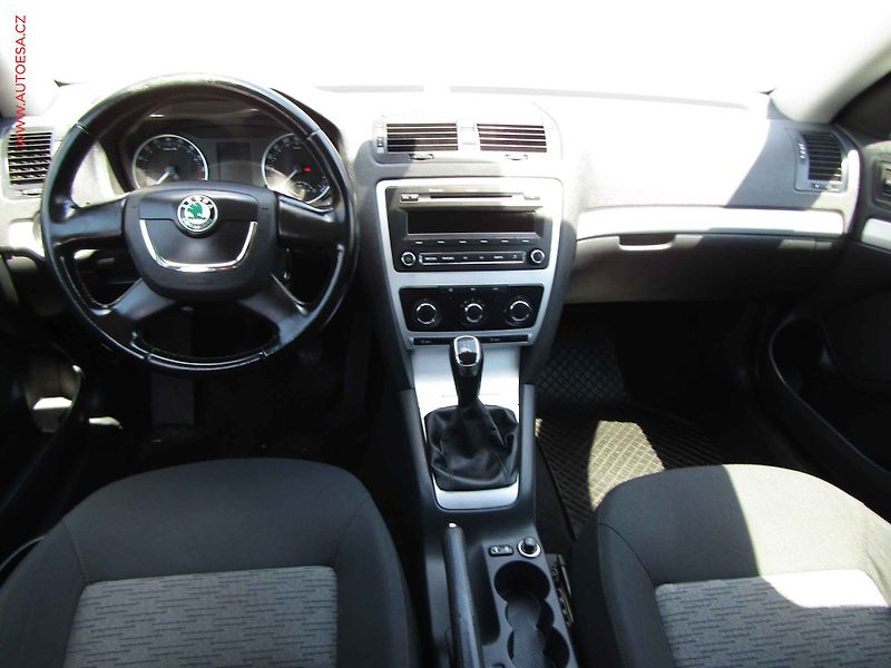 Škoda Octavia (2011) 1.6 TDi, Ambiente - fotka 8 z 16