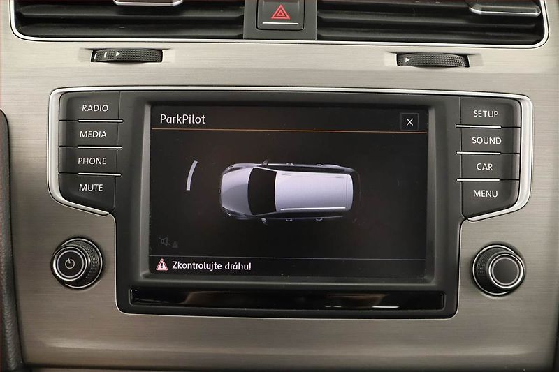 Volkswagen Golf (2015) 1.6 TDI, Tempomat - fotka 10 z 17