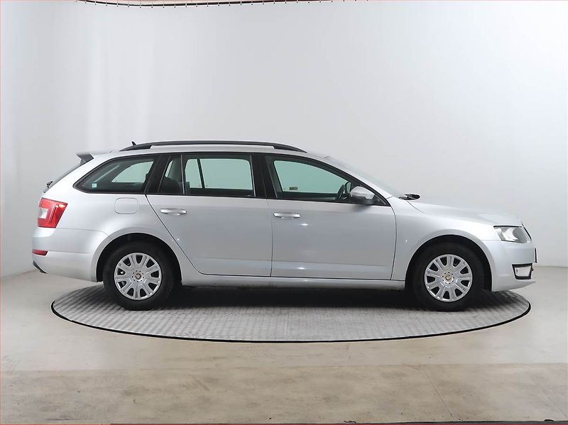 Škoda Octavia (2015) 1.6 TDI, Navi, Tempomat - fotka 6 z 13