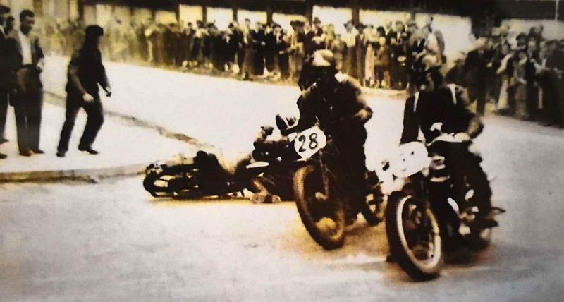 Tovární Jawa 350 pro seriál závodů Mistrovství světa z konce šedesátých lete - zřejmě technicky nejdokonalejší motocykl té doby