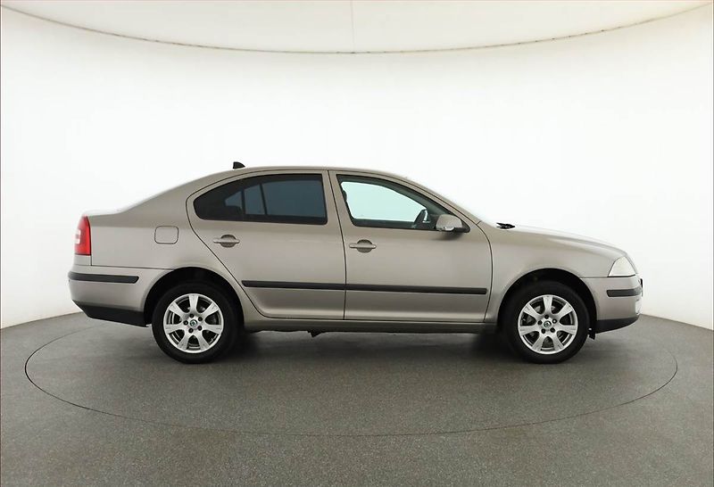 Škoda Octavia (2008) 1.9 TDI, po STK, rezervace - fotka 6 z 14