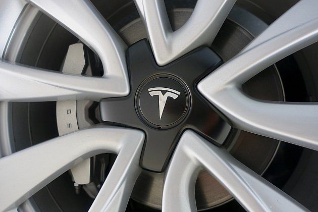 Za kolem Tesly Model 3 jsou vidět klasický brzdový kotouč a třmen, které vůz používá vedle rekuperačního brzdění., zdroj: Steve Jurvetson, Wikimedia Licence: CC BY 2.0