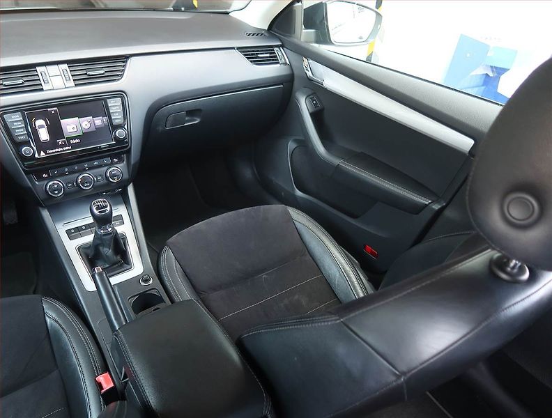 Škoda Octavia (2014) 1.6 TDI, Navi, Xenony - fotka 8 z 19
