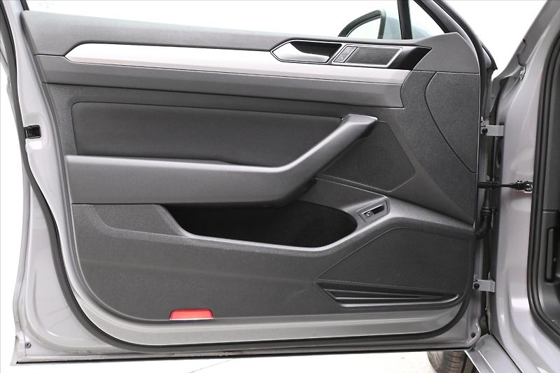 Volkswagen Passat 2,0 TDI 110kW DSG Business Zár - fotka 25 z 32