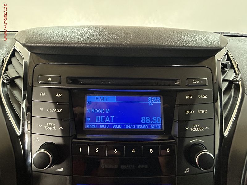Hyundai i40 (2012) 1.6 GDI, AC, výhřev sed. - fotka 14 z 17