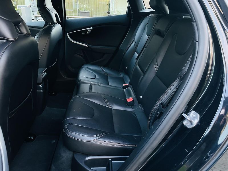 Volvo V40 2.0D3 MANUÁL CROSS SERVISKA  - fotka 29 z 43