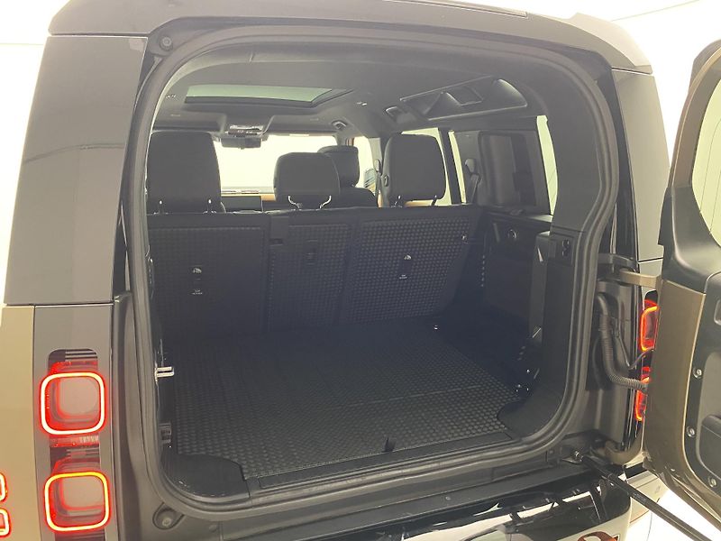 Land Rover Defender 110 D300 X AWD AUT REZERVACE - fotka 6 z 55