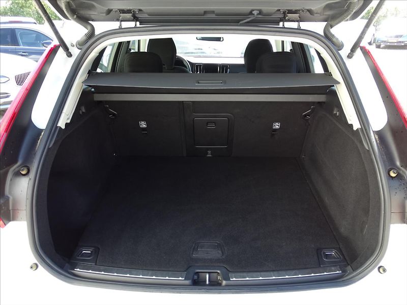 Volvo XC60 2,0 D3 Momentum MAN ČR - fotka 7 z 22