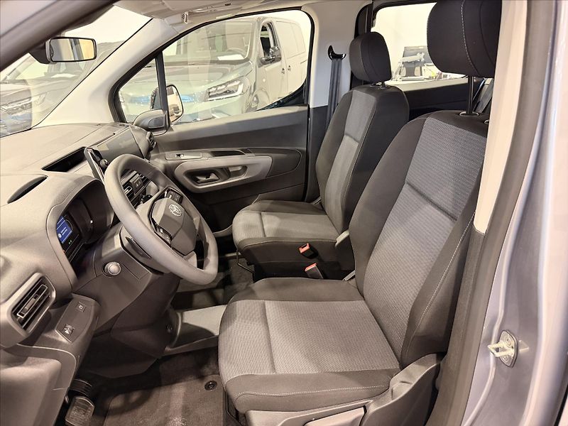 Toyota ProAce City Verso (2025) 1,5 Diesel (130hp)  8AT LWB 7M - fotka 7 z 9