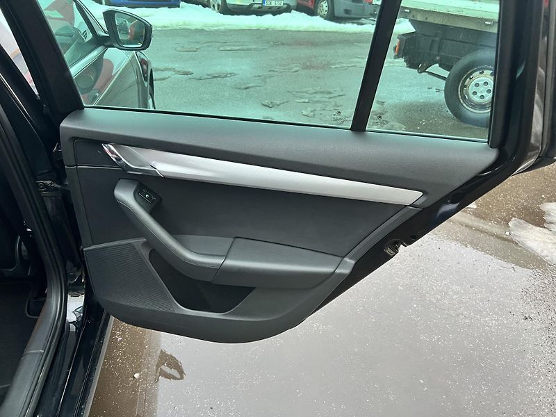 Škoda Octavia 2.0TDI 110KW,4x4,KůŽE,NAVI,XEN - fotka 19 z 45