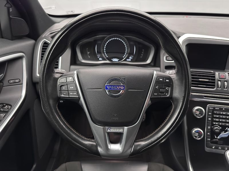 Volvo XC60 D4 R-DESIGN AUT - fotka 3 z 46