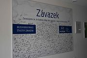 Zde mají závazek