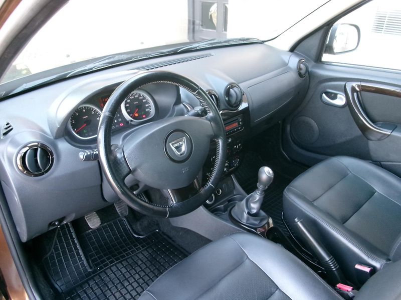 Dacia Duster (2012) 1,6 16V 4x4 KLIMA ALU TAŽNÉ - fotka 24 z 31