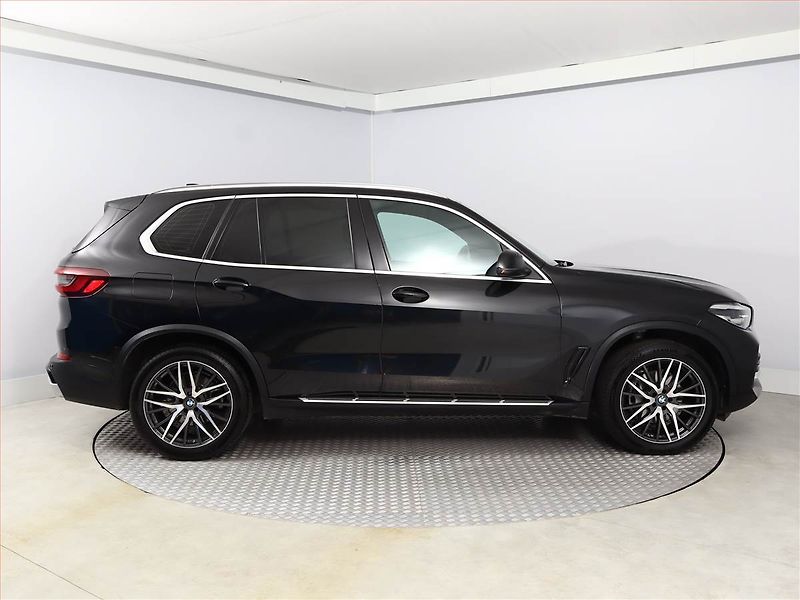 BMW X5 (2021) xDrive30d - fotka 6 z 18