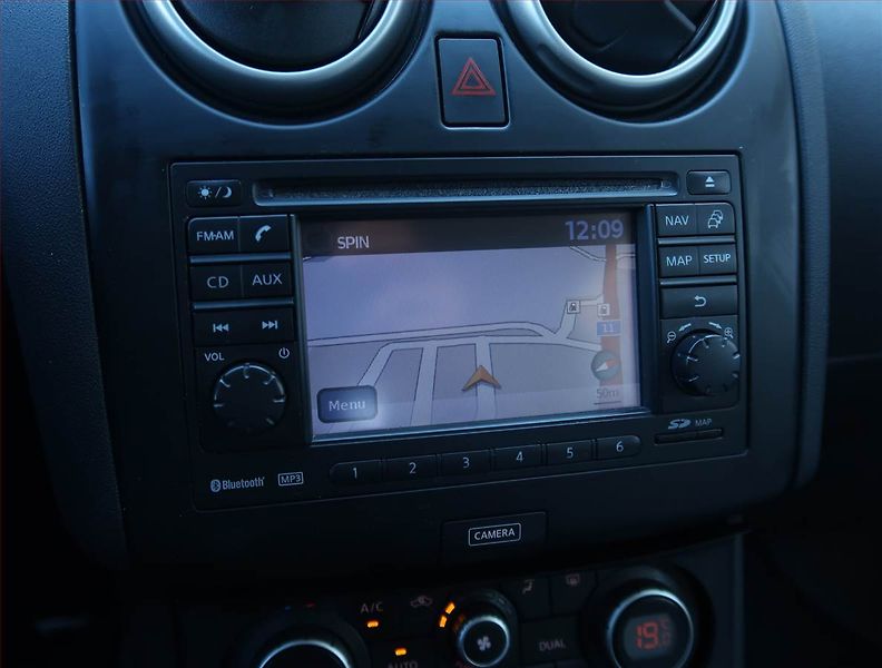 Nissan Qashqai (2012) 1.6 dCi, 4X4, 7 míst, Navi - fotka 13 z 24