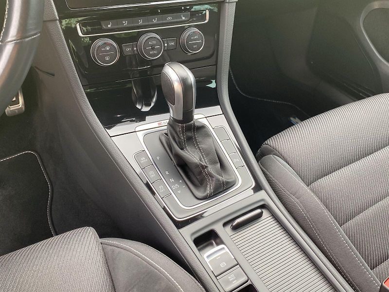 Volkswagen Golf (2019) 2.0 TSI DSG 4Motion R-Line - fotka 26 z 34