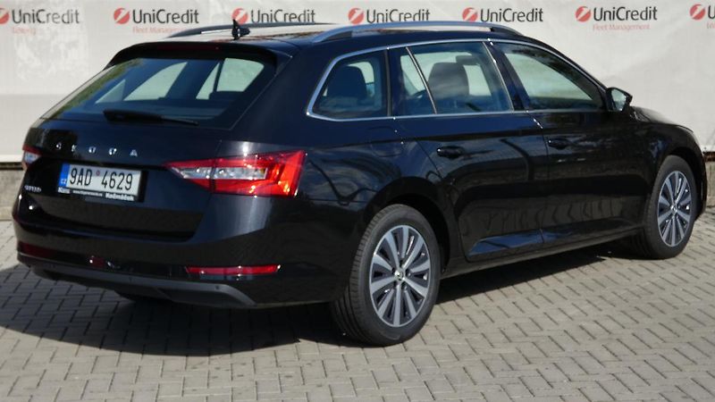Škoda Superb Combi 2,0 TDI DSG Style - fotka 3 z 24