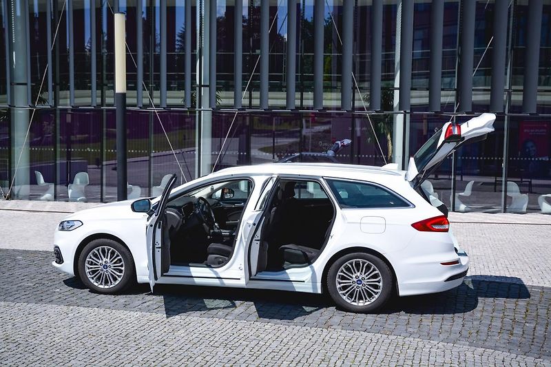 Ford Mondeo (2021) 2.0 138kw Hybrid ecvT TITANIUM - fotka 9 z 32