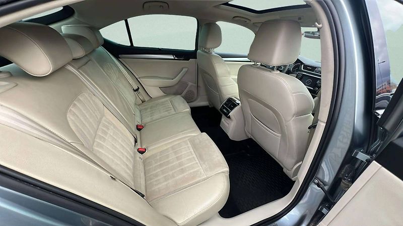 Škoda Superb Liftback 2.0 TDI DSG 140kW 6AT - fotka 27 z 36