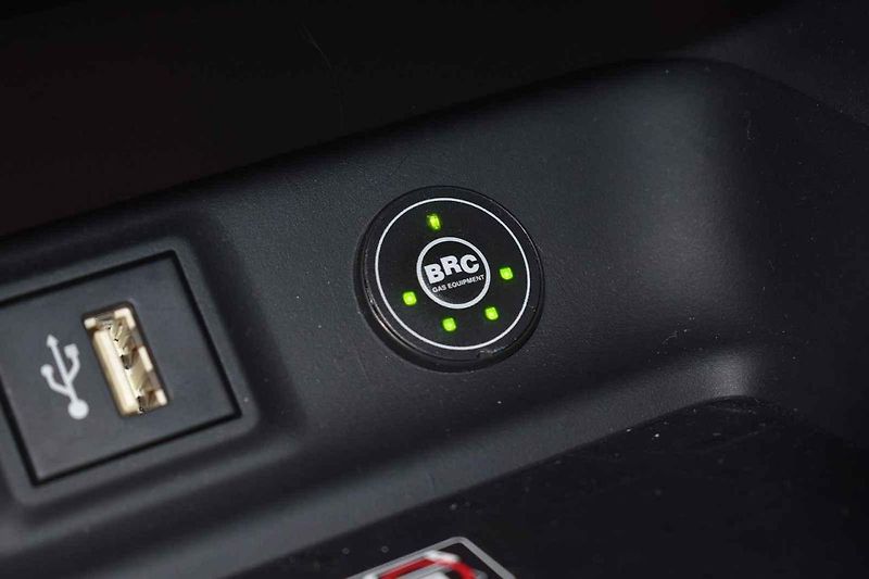 Nádrž na LPG v zavazadelníku Toyoty RAV 4 hybrid