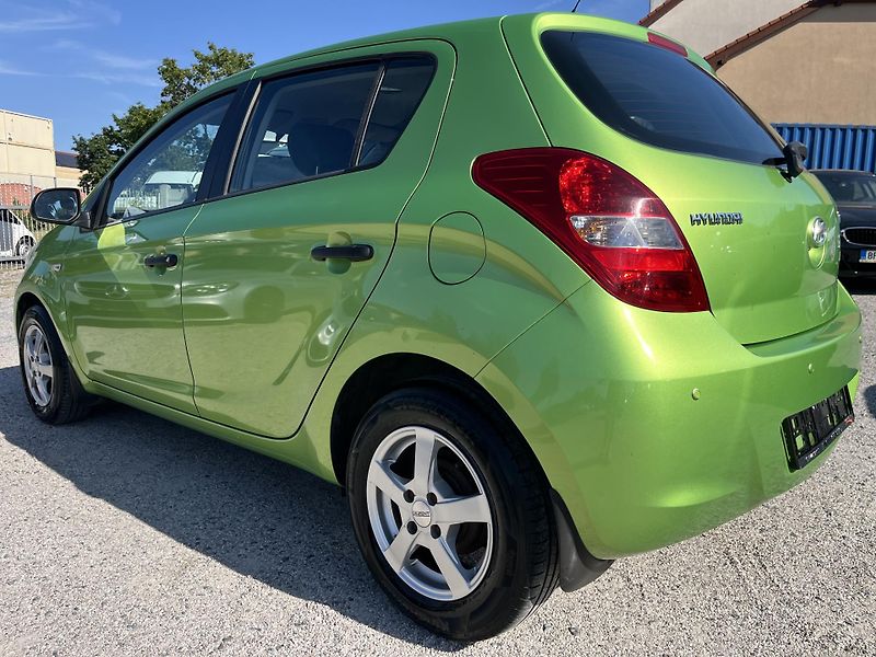 Hyundai i20 (2011) 1.2 57 KW, REZERVACE - fotka 12 z 14