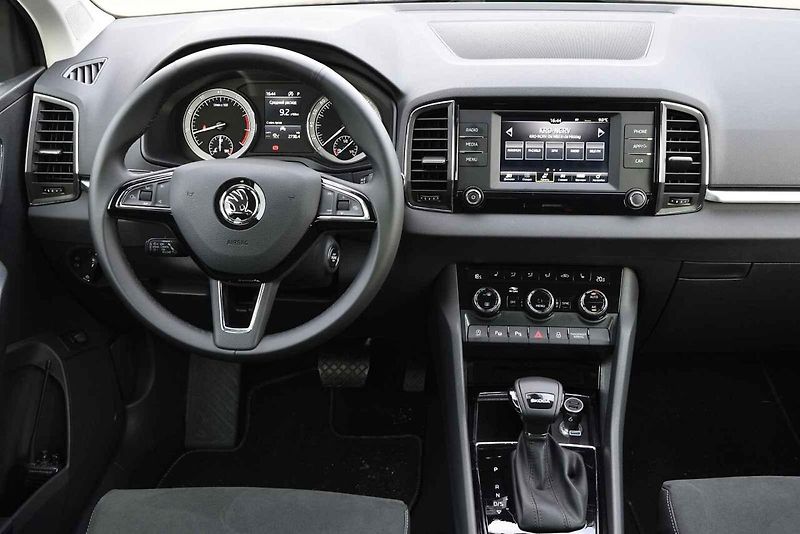 U některých automobilů lze páčkou směrovek po vypnutí zapalování rozsvítit parkovací světla pouze na zvolené straně vozu.