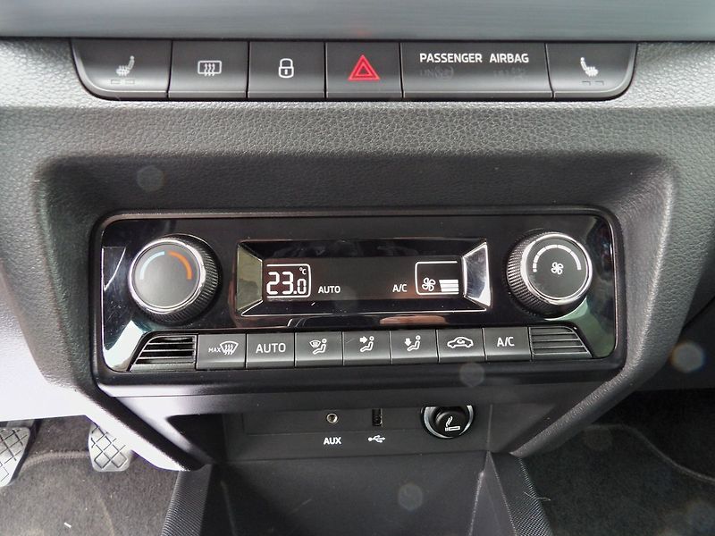 Škoda Fabia 1.0MPi Ambition Auto AC - fotka 12 z 30