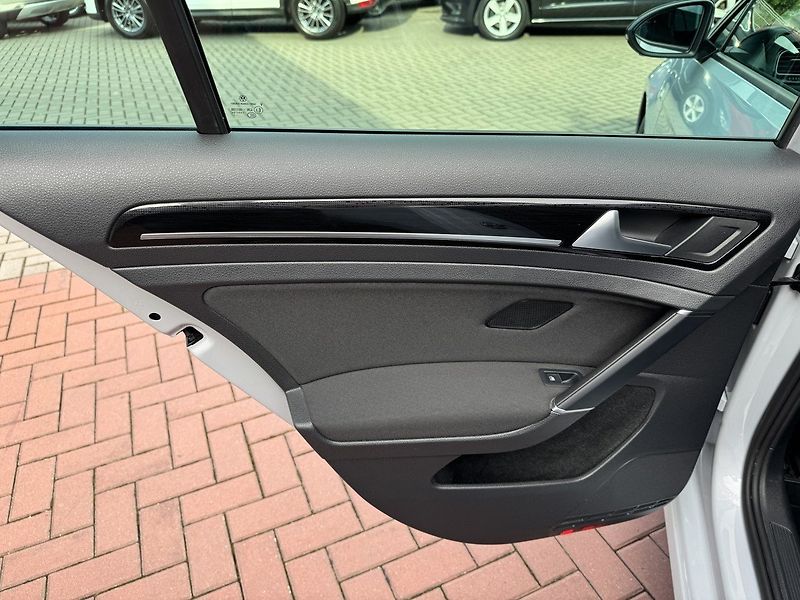 Volkswagen Golf (2017) 1.4TSi HighLine LED Navi Pano - fotka 26 z 50