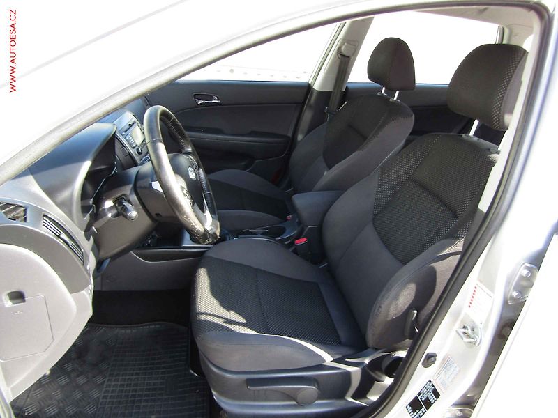 Hyundai i30 (2012) 1.6 CRDi, ČR, AC, tempo - fotka 9 z 16