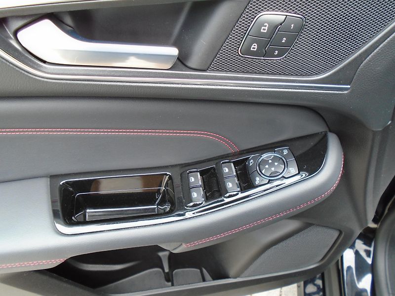 Ford S-MAX 2.5 Duratec FHEV ST-Line 140kW - fotka 21 z 46