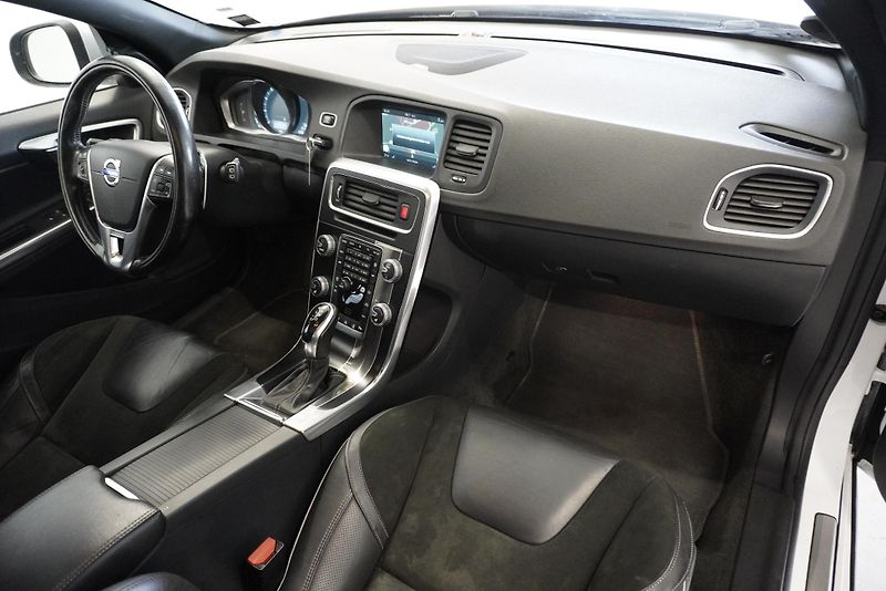 Volvo V60 2.0 T6  AWD R-DESIGN AUTOMAT - fotka 26 z 33