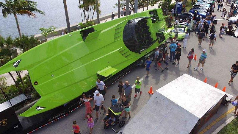 Lamborghini Aventador SV Roadster a rychlostní člun Marine Technologies MTI G6.