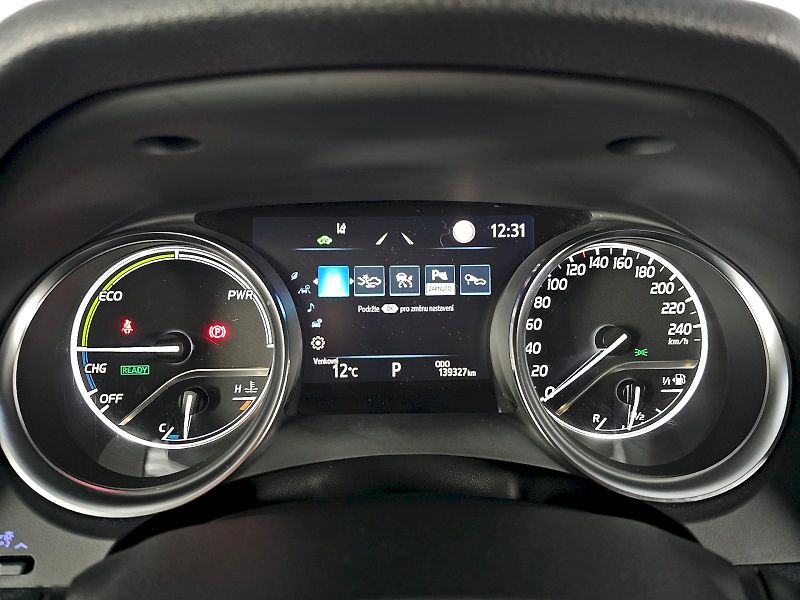 Toyota Camry (2023) 2.5HEV 218k PRESTIGE - fotka 11 z 32