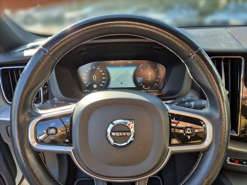 Volvo XC60 2,0 D4 AWD R-Design - fotka 8 z 18