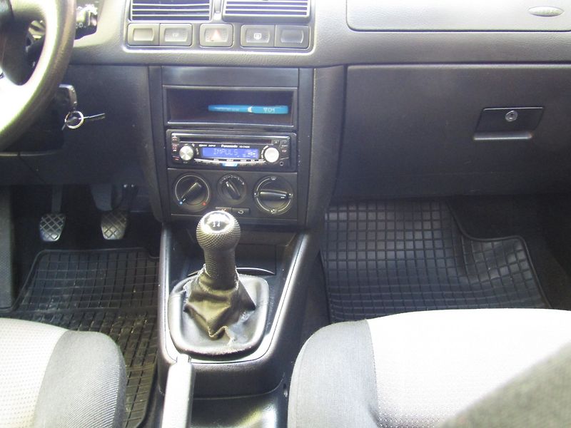 Volkswagen Golf (2002) 1.4 16V KLIMA FUNKČNÍ - fotka 17 z 34