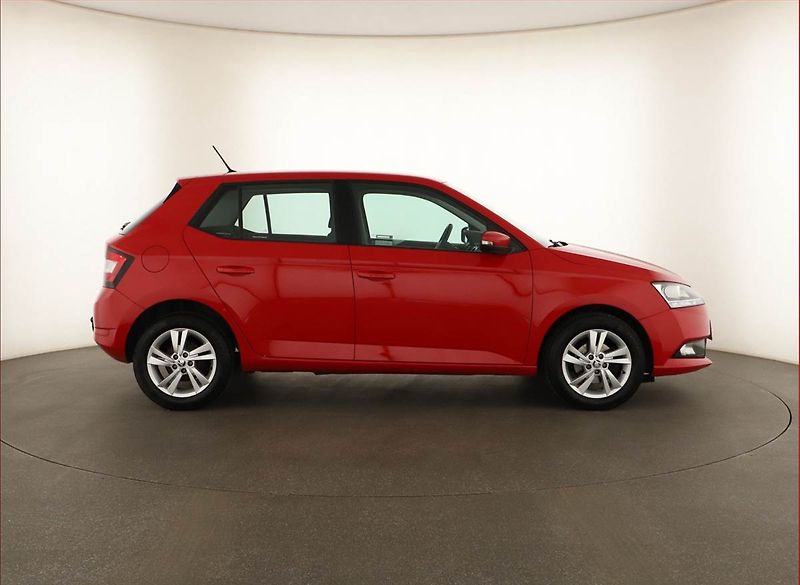 Škoda Fabia (2020) 1.0, ČR,1.maj, Park. senzory - fotka 6 z 13