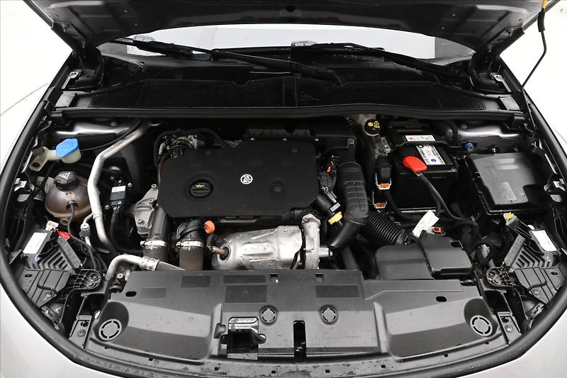Peugeot 308 1,5 BlueHDI 96 kW ALLURE AT8 Z - fotka 9 z 31