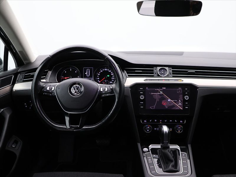 Volkswagen Passat 2,0 TDI 110kW DSG LED 1.Maj - fotka 24 z 31