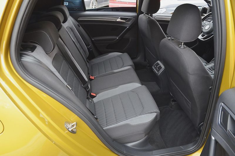 Volkswagen Golf (2017) 1.6 TDi 85kW DSG R-LINE HighL. - fotka 19 z 44