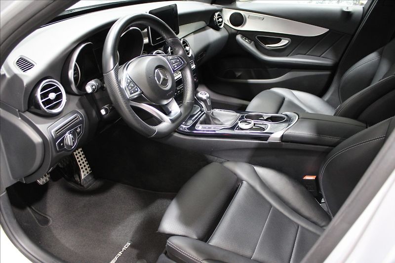 Mercedes-Benz Třídy C 1,6 200d AMG line - fotka 9 z 35