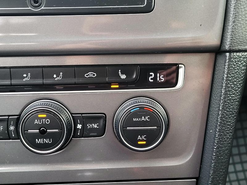 Volkswagen Golf 1,2 TSi LOUNGE 81kW *SERVIS* - fotka 37 z 45
